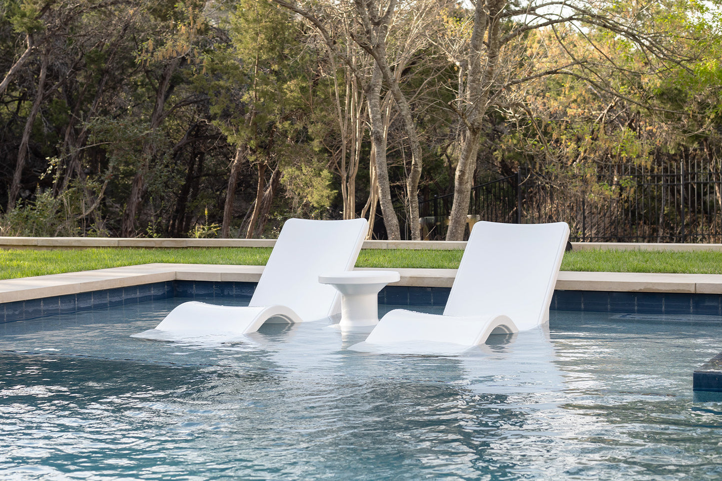 2 Line Chaise and Side Table Highcloud White