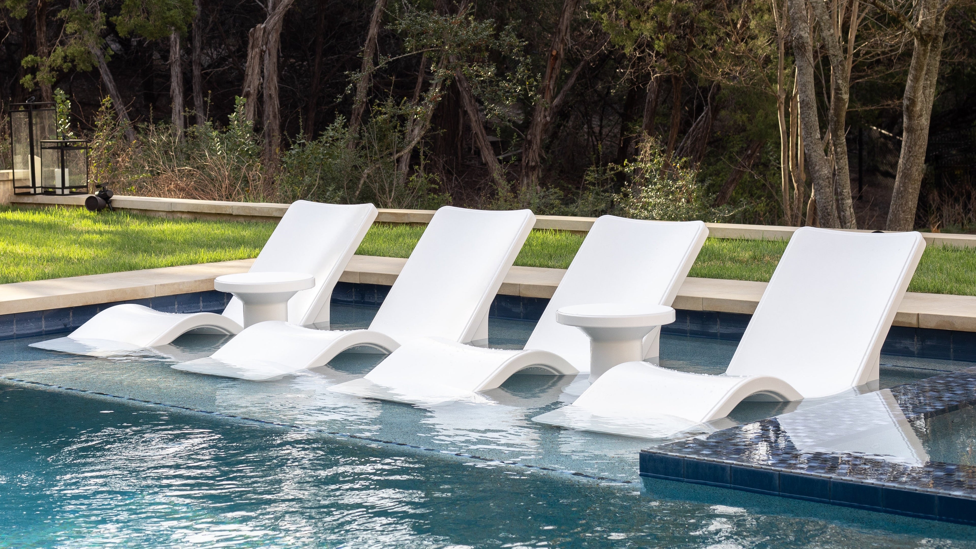 Line Chaise & Fluent Side Table - Highcloud White